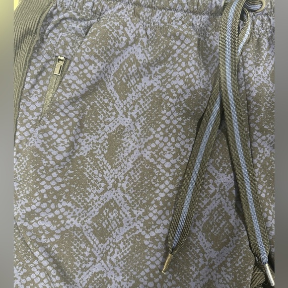 Women’s Athleta Snakeskin Print Cuffed Brooklyn Jogger Pants Size 4 EUC - Picture 7 of 14